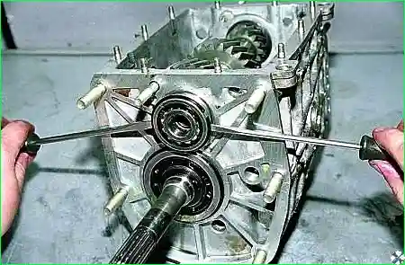 вынимаем передний подшипник промежуточного вала