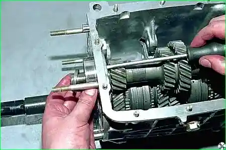 Выталкиваем наружу задний подшипник промежуточного вала