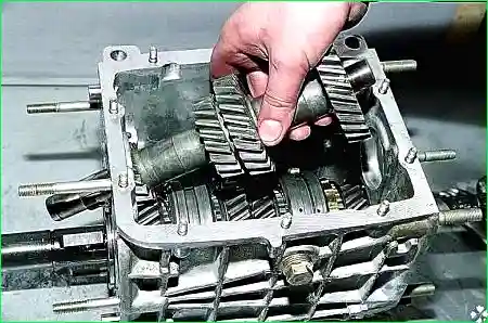 Наклонив, вынимаем промежуточный вал