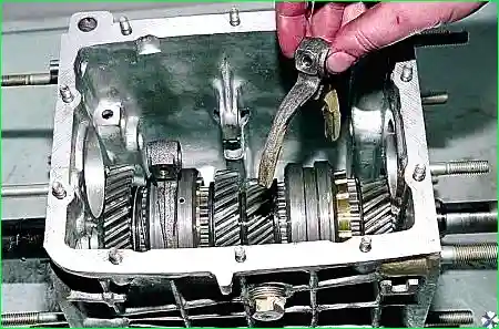 Вынимаем две вилки переключения передач