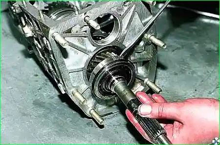 Поддев отверткой, вынимаем первичный вал в сборе