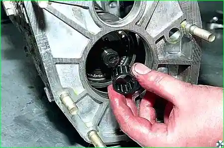 Снимаем игольчатый подшипник со вторичного вала