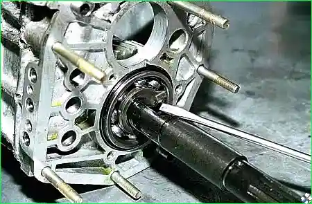 Поддев отверткой, извлекаем шпонку с задней части вторичного вала