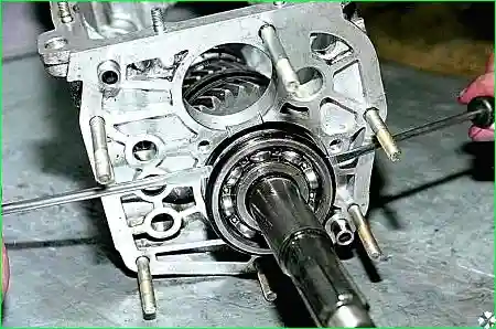 снимаем задний подшипник вторичного вала