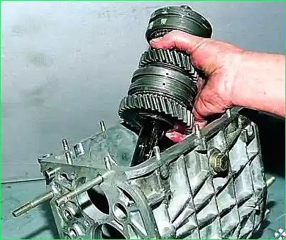 Вынимаем вторичный вал из картера коробки передач