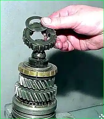 снимаем ступицу синхронизатора и пружинную шайбу
