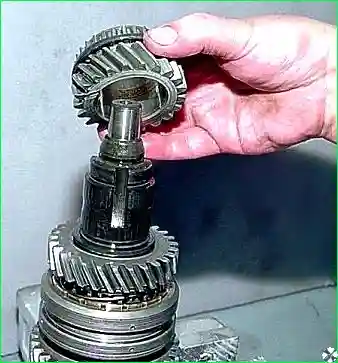 Снимаем шестерню III передачи