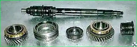 снимаем с него шестерню II передачи в сборе, муфту синхронизатора I и II передач, ступицу синхронизатора, шестерню I передачи и втулку шестерни I передачи