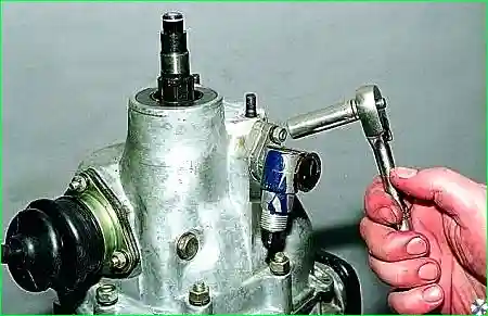 Головкой «на 10» отворачиваем гайку крепления привода спидометра