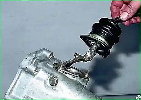 снимаем рычаг со шпилек