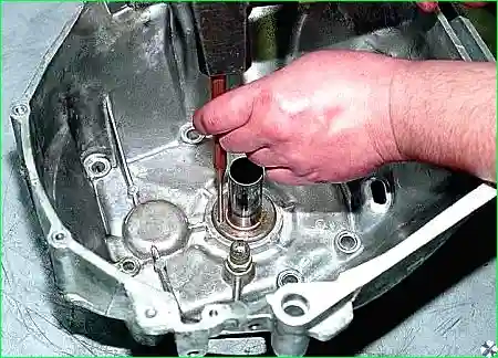 Для замены манжеты первичного (ведущего) вала выбиваем выколоткой манжету через отверстие