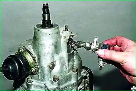 снимаем его