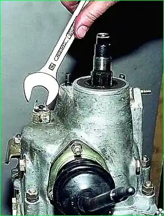 Ключом «на 22» отворачиваем выключатель света заднего хода