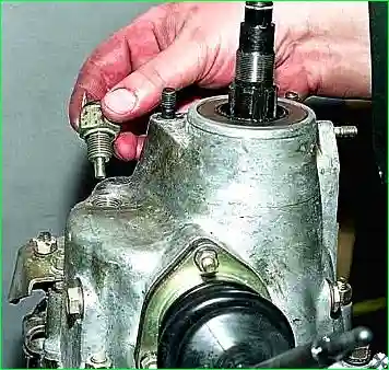 снимаем его