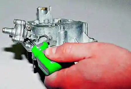 Разборка и проверка деталей крышки карбюратора ДААЗ 2107 отверткой отворачиваем два винта крепления корпуса пускового устройства