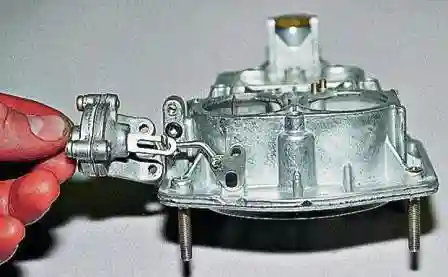 Разборка и проверка деталей крышки карбюратора ДААЗ 2107 снимаем корпус и тягу