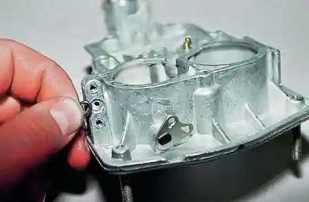 Разборка и проверка деталей крышки карбюратора ДААЗ 2107 Вынимаем резиновое уплотнительное кольцо