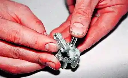 Разборка и проверка деталей крышки карбюратора ДААЗ 2107 Нажав на шток диафрагмы, закрываем пальцем входное отверстие