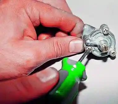 Разборка и проверка деталей крышки карбюратора ДААЗ 2107 крестообразной отверткой отворачиваем три винта