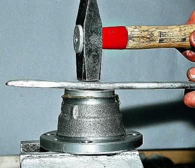 Осторожно запрессовываем новую манжету с помощью молотка и подходящего инструмента (монтажной лопатки).