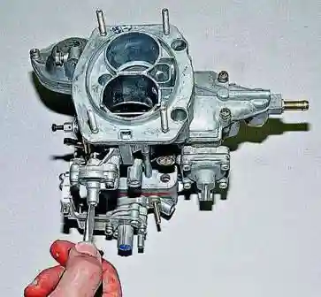 Отворачиваем пробку пускового устройства