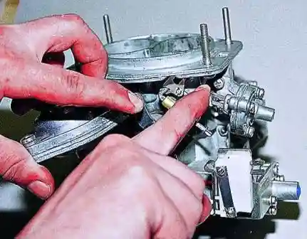 Нажимая на трехплечий рычаг (если карбюратор на автомобиле, то вытянув рукоятку «подсоса»)