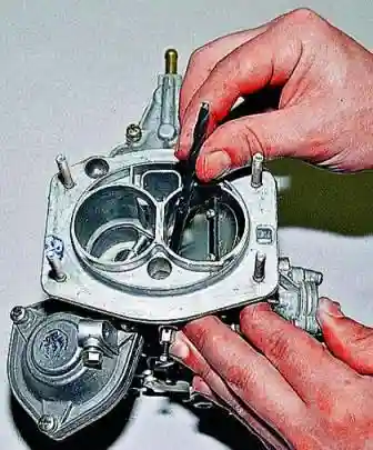 Сверлом диаметром 5,5 мм проверяем величину зазора 