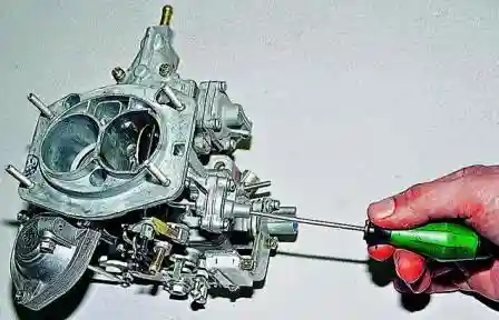 Тонкой отверткой, вращая регулировочный винт, изменяем величину зазора