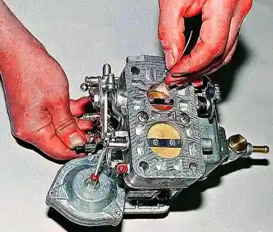 проверяем зазор между дроссельной заслонкой и стенкой камеры в районе отверстий переходных режимов