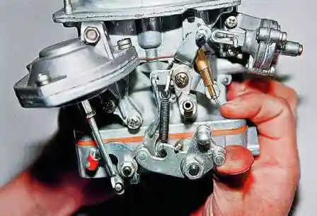 Поворачиваем рычаг привода дроссельных заслонок 