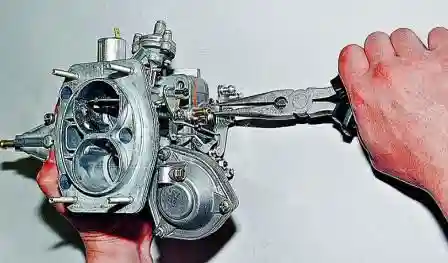 При необходимости регулируем зазор подгибанием верхнего усика рычага 