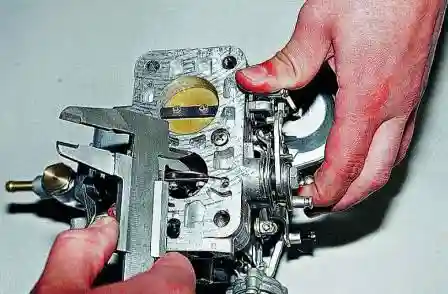 Поворачивая рычаг, открываем полностью дроссельную заслонку первой камеры