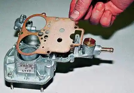 Снимаем прокладку крышки