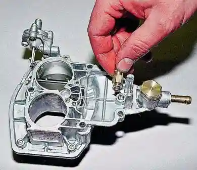 Под седлом установлена прокладка из мягкого металла