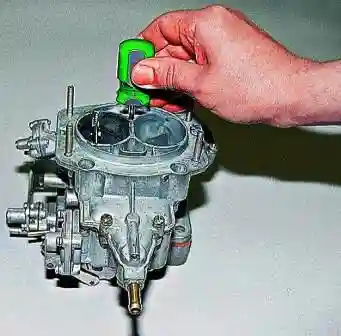 Крестообразной отверткой отворачиваем пять винтов крепления крышки