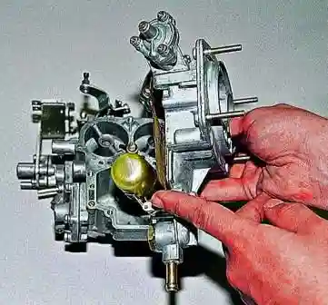 придерживая прокладку, снимаем ее 