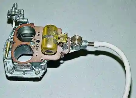 резиновой грушей (или ртом через шланг, надетый на штуцер подачи топлива) создаем разрежение. 