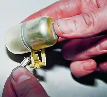 снимаем с его упора игольчатый клапан