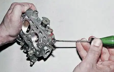 Разборка и ремонт корпуса дроссельных заслонок ДААЗ 2107 Тонкой отверткой заворачиваем винт качества до упора