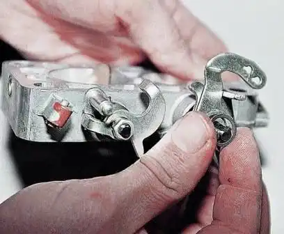 Разборка и ремонт корпуса дроссельных заслонок ДААЗ 2107 снимаем пружинную шайбу