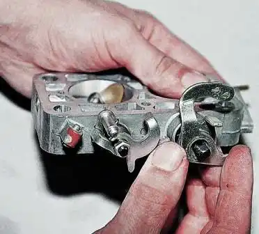 Разборка и ремонт корпуса дроссельных заслонок ДААЗ 2107 снимаем рычаг связи с воздушной заслонкой