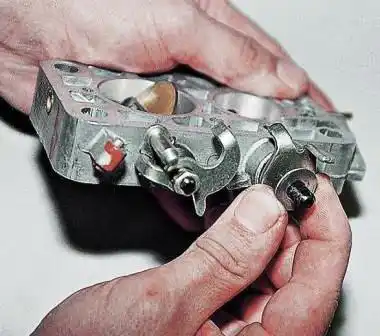 Разборка и ремонт корпуса дроссельных заслонок ДААЗ 2107 снимаем шайбу