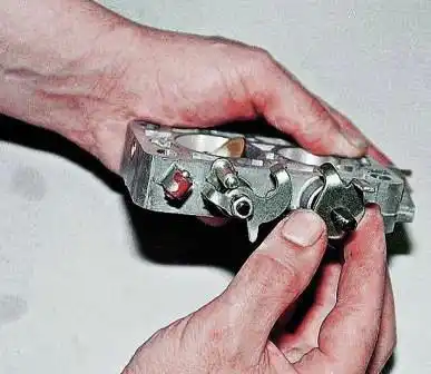 Разборка и ремонт корпуса дроссельных заслонок ДААЗ 2107 снимаем рычаг-упор дроссельной заслонки