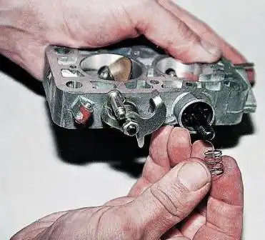 Разборка и ремонт корпуса дроссельных заслонок ДААЗ 2107 снимаем пружину