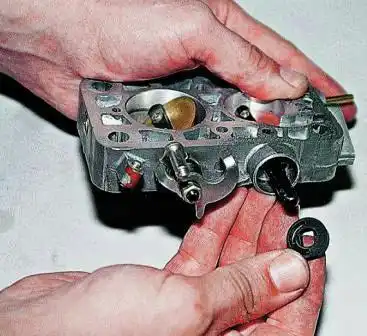 Разборка и ремонт корпуса дроссельных заслонок ДААЗ 2107 снимаем золотник системы вентиляции картера двигателя