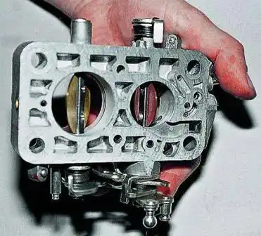 Разборка и ремонт корпуса дроссельных заслонок ДААЗ 2107 Приоткрыв заслонки, проверяем состояние переходных отверстий