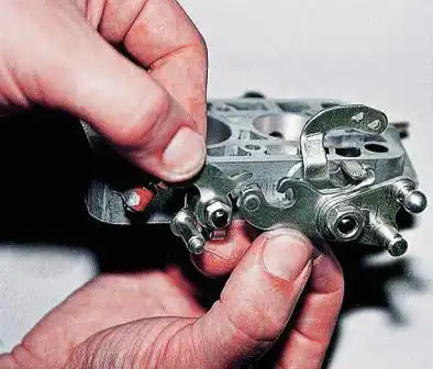 Разборка и ремонт корпуса дроссельных заслонок ДААЗ 2107 Собираем корпус дроссельных заслонок в порядке, обратном разборке, обращая особое внимание на правильное положение рычагов на оси