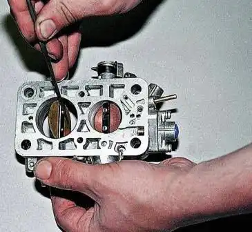 Разборка и ремонт корпуса дроссельных заслонок ДААЗ 2107 Приоткрыв заслонку, надфилем стачиваем резьбовую часть винтов – на заводе их контрят