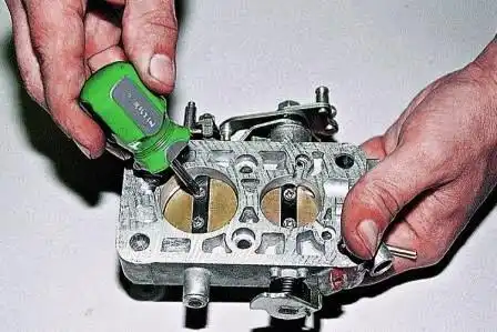 Разборка и ремонт корпуса дроссельных заслонок ДААЗ 2107 Крестообразной отверткой отворачиваем два винта и заменяем их новыми