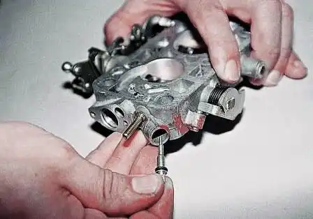 Разборка и ремонт корпуса дроссельных заслонок ДААЗ 2107 вынимаем его